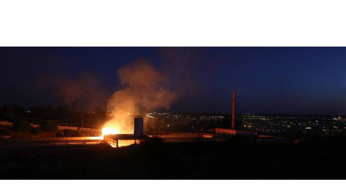 El incendio se produjo en dos naves distintas y calcinó por completo el interior de una de ellas, repleto de palets de madera