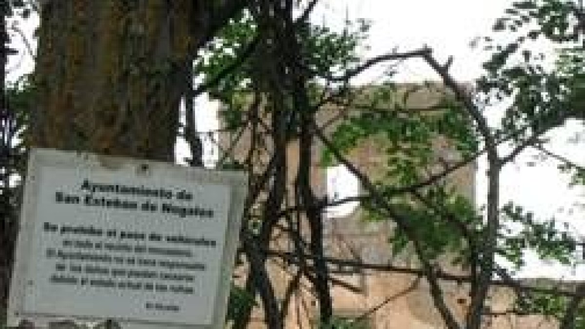 El letrero de advertencia y, detrás, una de las paredes que aún siguen en pie
