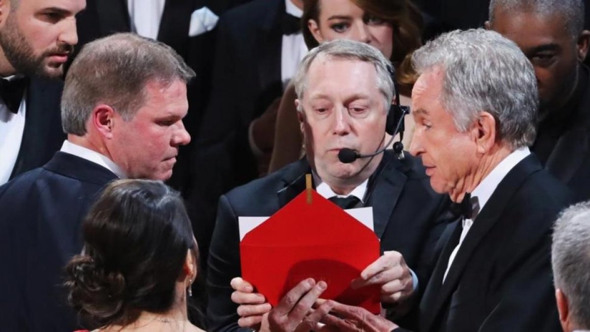 Brian Cullinan (izquierda) conversa con Warren Beatty sobre el lío de los sobres.