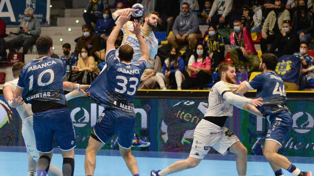 El Abanca Ademar fue de más a menos en su partido de cuartos de final de la Copa del Rey frente al Cangas, que logró vencerles en los últimos minutos. LEO RUIZ