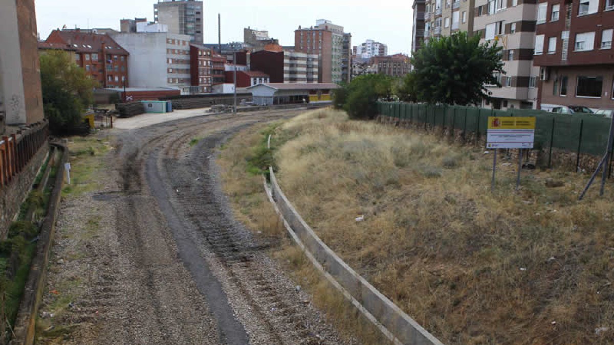 Vista de la estación de Feve desde el puente de Álvaro López Núñez, ya sin vías