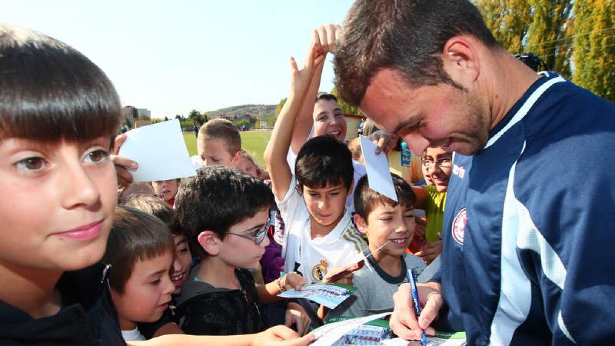 Calzado firma autógrafos a jóvenes de La Robla.
