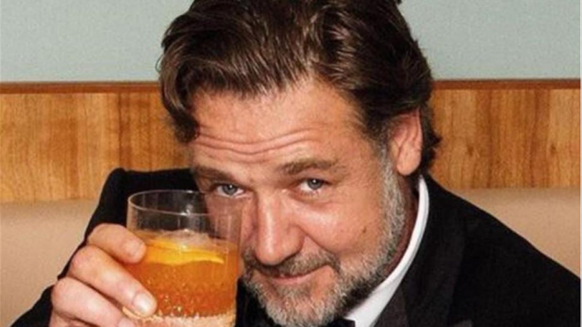 Rusell Crowe, brindando