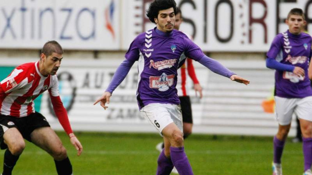 Mateo se lleva el balón ante la oposición de un jugador del equipo zamorano.