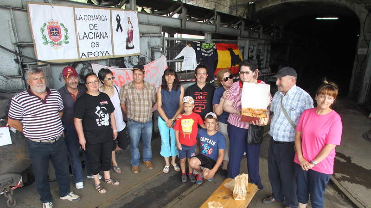 Las mujeres de los encerrados y amigos, con los miembros de Fundación Cultura Minera.