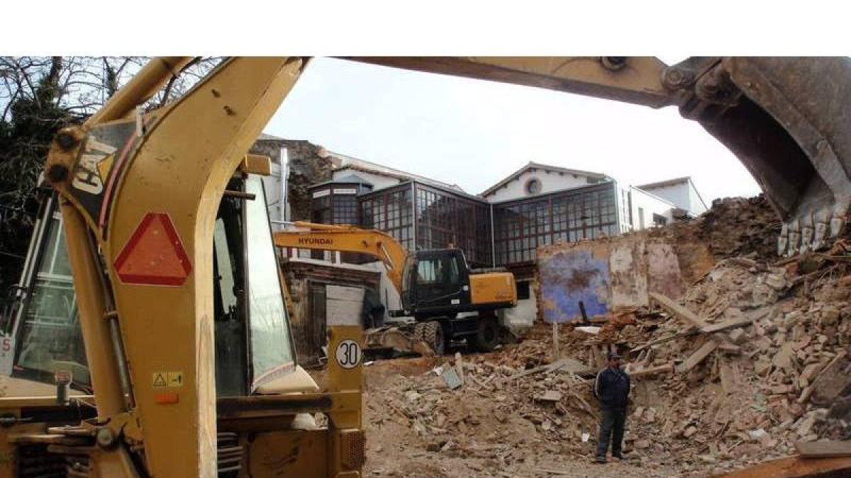 Las máquinas trabajan en la demolición de la casa adyacente a la del poeta.