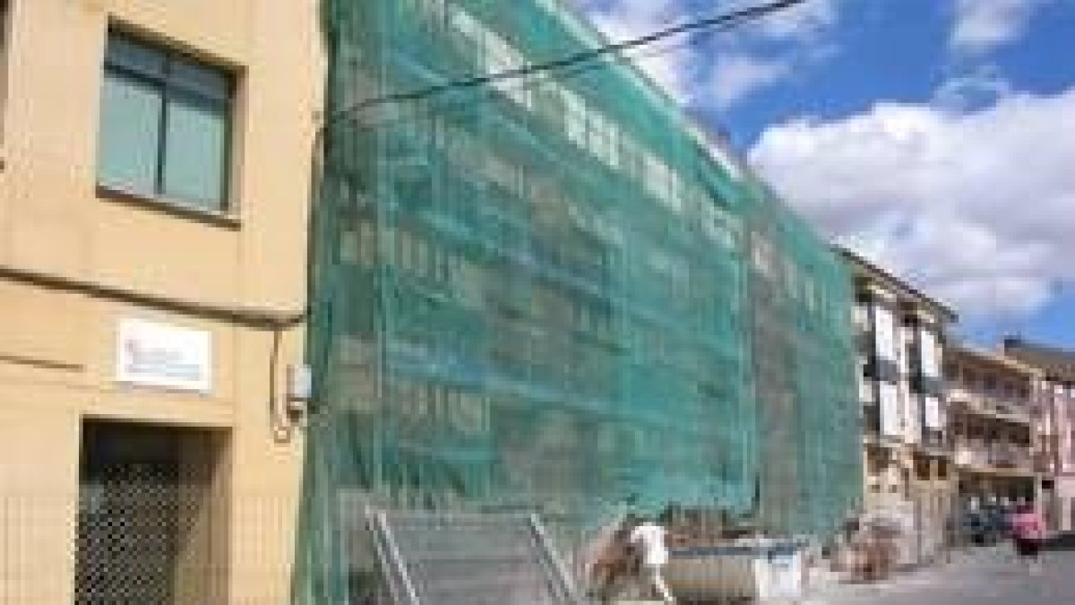 La imagen muestra la fachada en obras del conservatorio de música