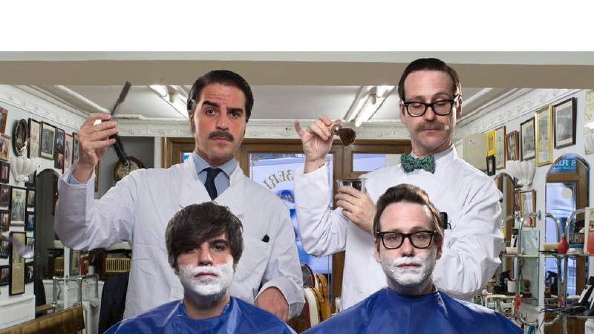 Ernesto Sevilla y Joaquín Reyes, los protagonistas de ‘Viejóvenes’, se afeitan a sí mismos en una barbería de las de toda la vida. SM