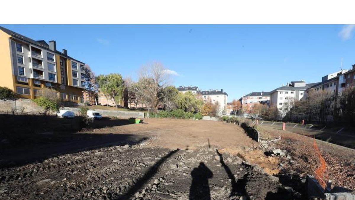 Estado del suelo acondicionado para el nuevo aparcamiento, junto al canal de Cornatel a su paso por la calle Esteban de la Puente. L. DE LA MATA