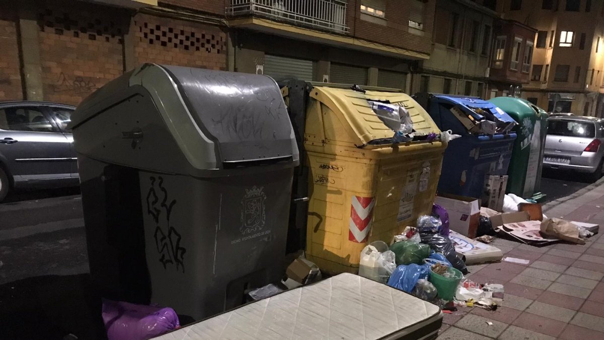 Imagen de uno de los contenedores ayer por la noche en el barrio de San Mamés. DL