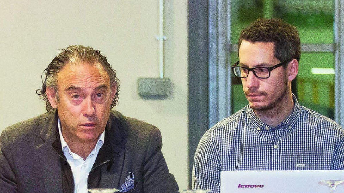 Carlos Antoñán, a la derecha, junto al director general de la Cultural, Felipe Llamazares. FERNANDO OTERO