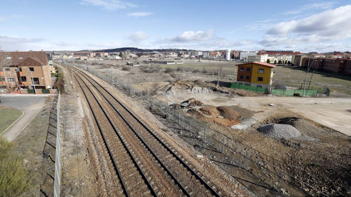La obra de renovación de vía en la línea León-La Robla abarca 20,2 kilómetros en los municipios de San Andrés, Sariegos y Cuadros. MARCIANO