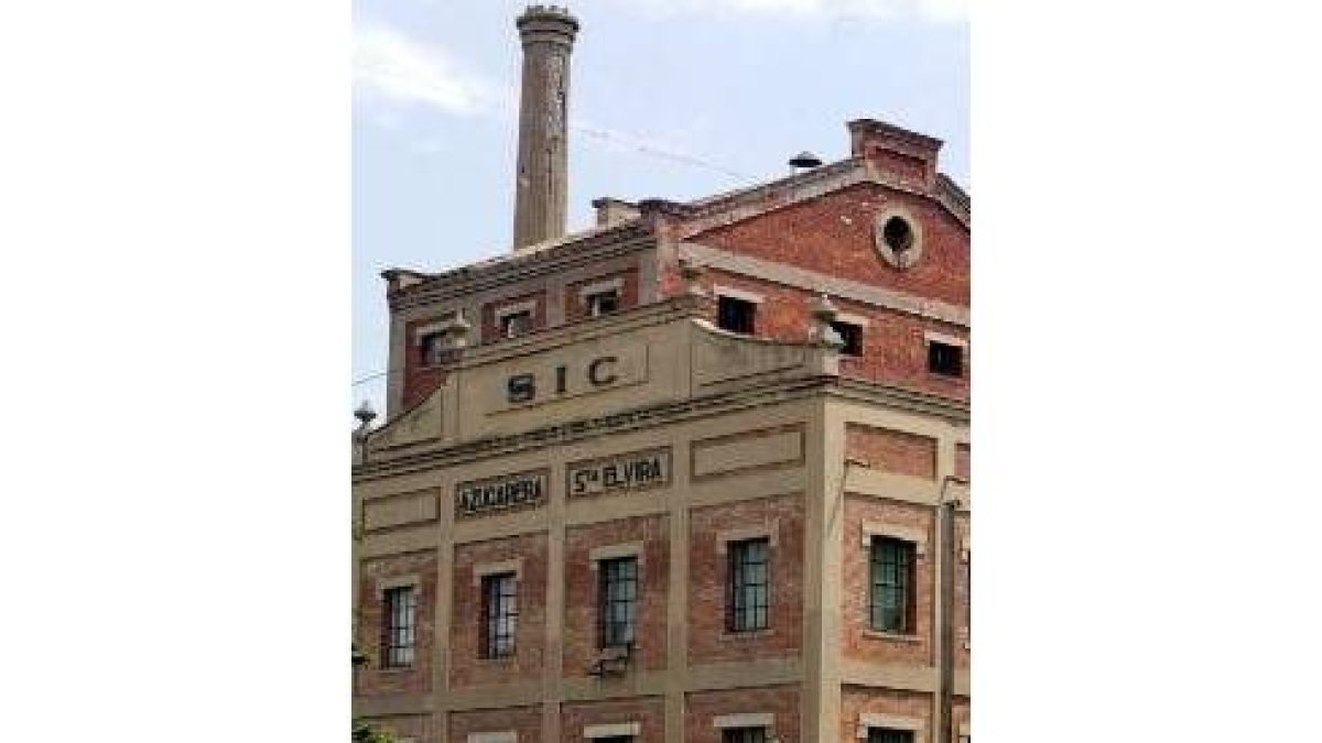 Imagen del maltrecho edificio de la Azucarera Santa Elvira
