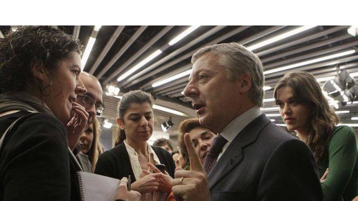 José Blanco charla con los periodistas tras la rueda de prensa del último Consejo de Ministros, este viernes.