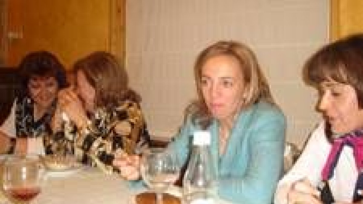 Maribel Lorenzana, en el centro, durante la cena de las mujeres trabajadoras