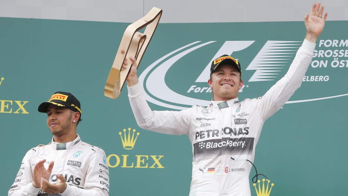 Mercedes mantiene su dominio absoluto: Rosberg levanta el trofeo y Hamilton le aplaude.