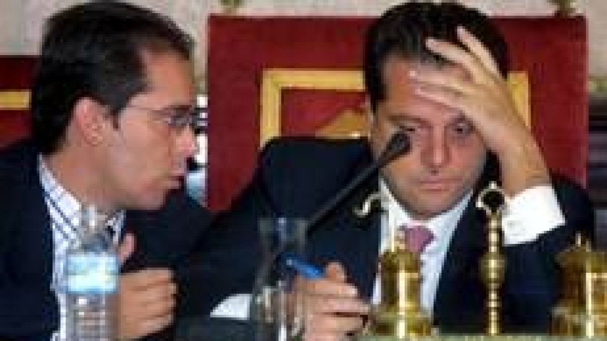 El presidente del PP leonés, José María López Benito junto al concejal, Marío Amilivia