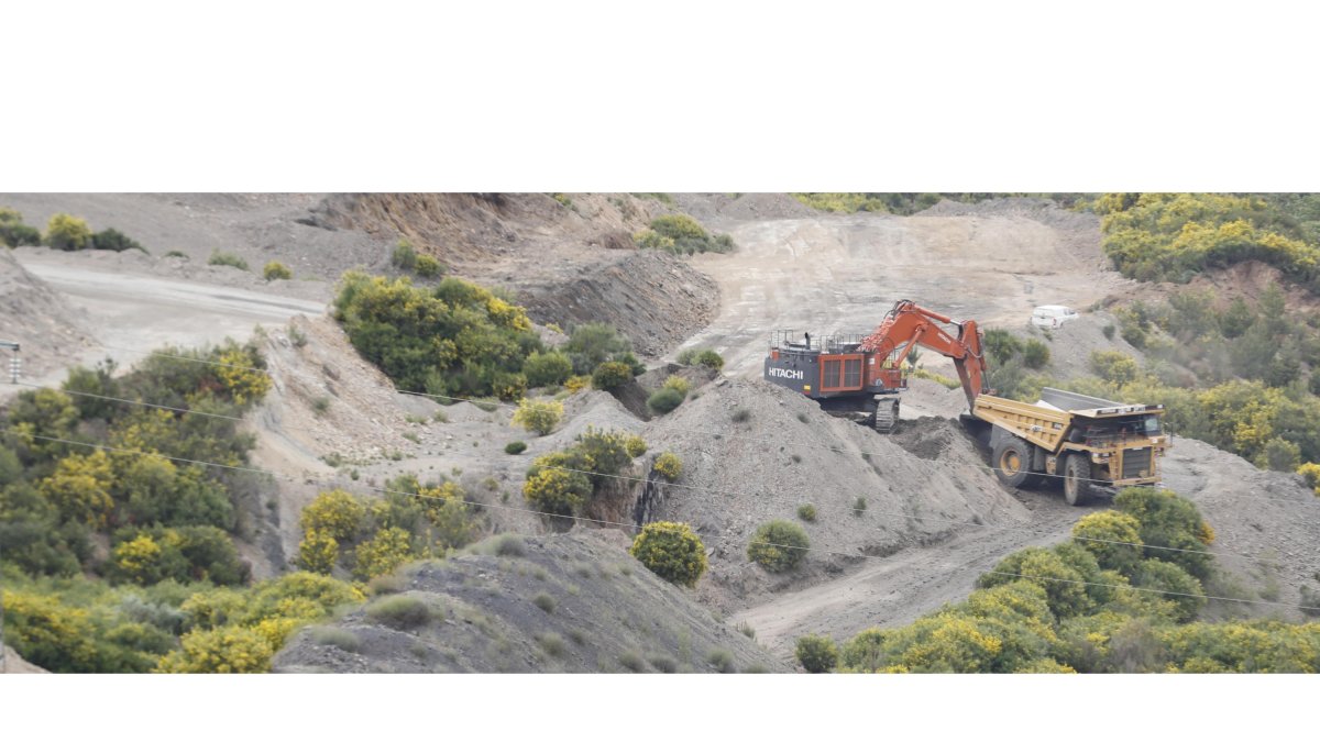 Imagen de las máquinas, que ya trabajan en la restauración de la gran corta de Fabero. L. DE LA MATA
