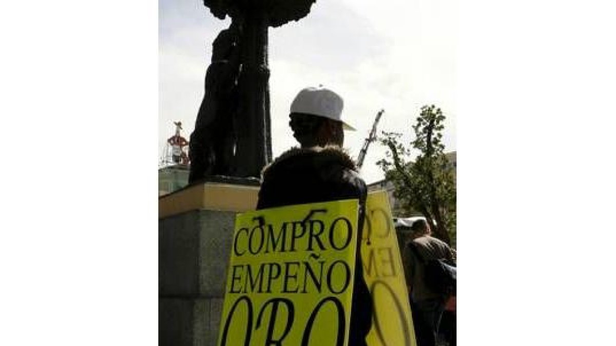 Uno de los hombres anuncio en la Puerta del Sol