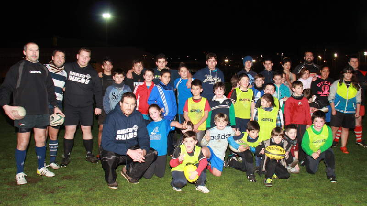 Maxwell (agachado) participó en las sesiones de trabajo de la escuela y equipo de Bierzo Rugby.