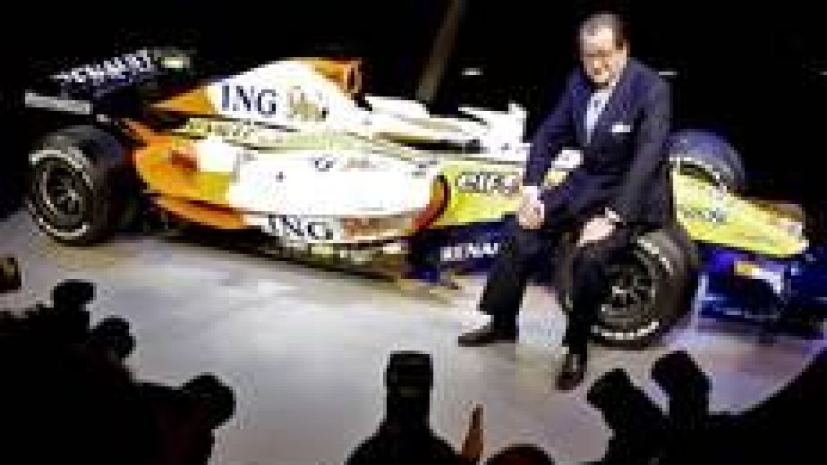 Michel Tilmant, presidente de ING, se fotografía con el nuevo R27
