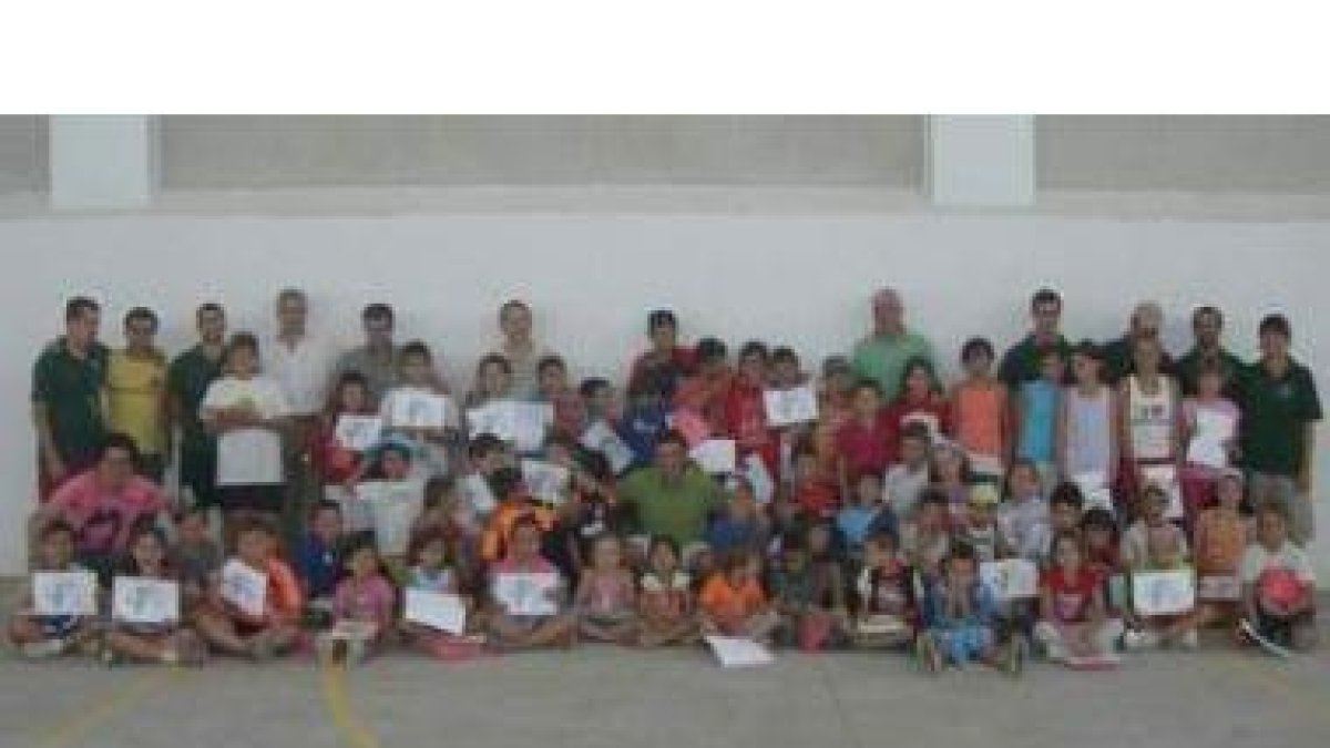 Grupo de niños y niñas asistentes a este encuentro deportivo organizado en Villaquilambre.