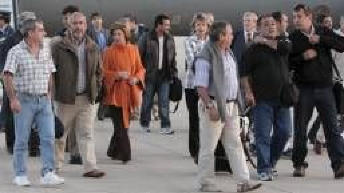 Los tripulantes fueron recibidos por sus familias en la base de Torrejón