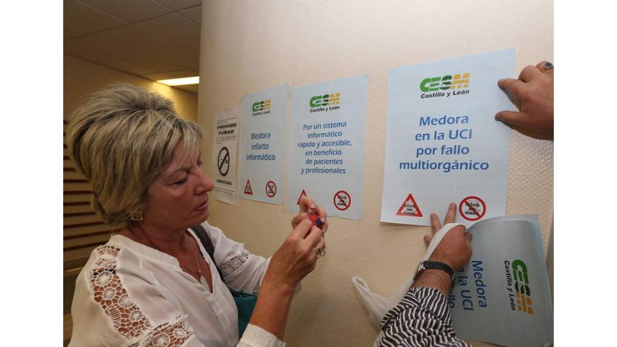 Los médicos pegan carteles en contra del programa informático en La Condesa.