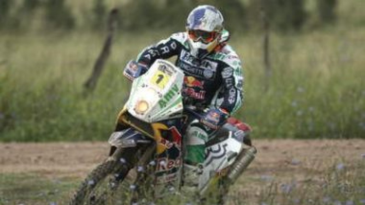 Elespañol Marc Coma, a los mandos de su motocicleta, marcha líder en la prueba de Cerdeña.