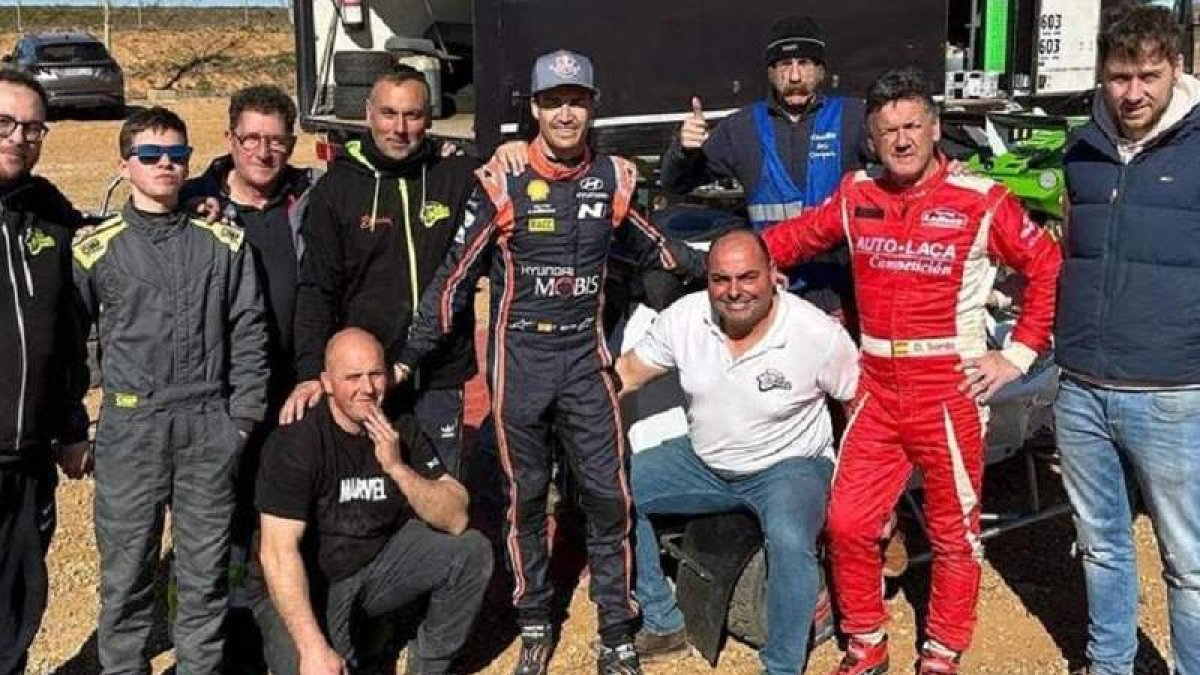 Sordo con Pellitero y varios aficionados y con su coche. DANI SORDO RALLYE