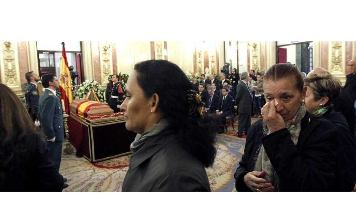 Miles de personas han pasado ante el féretro de Suárez en el Congreso de los Diputados en un homenaje popular