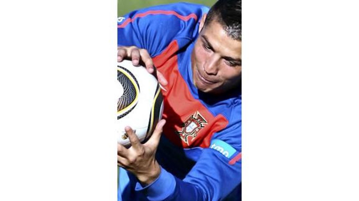 Cristiano Ronaldo durante el entrenamiento de ayer.