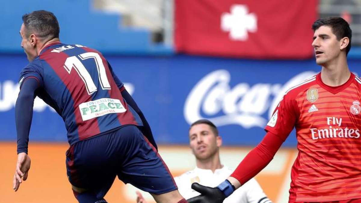 La defensa del Real Madrid volvió a demostrar que está muy lejos de su mejor nivel. JUAN HERRERO