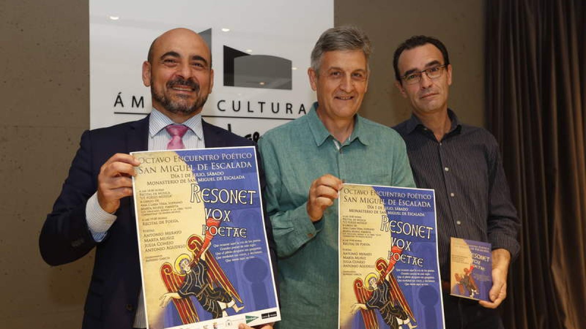 Juan Carlos Vázquez, de El Corte Inglés; Alfredo García, coordinador del recital y Manuel Gutiérrez, de Civitas Lancia. JESÚS F. SALVADORES