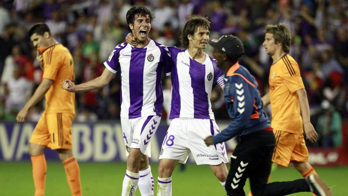 Los jugadores del Valladolid Valiente y Rubio celebran el gol del empate que deja al Real Madrid virtualmente fuera del título de Liga