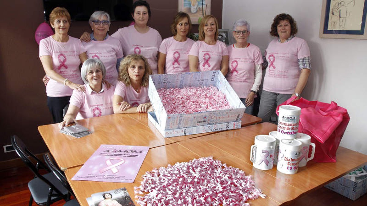 Las mujeres de Almom, ayer, preparan los lazos, camisetas, globos y las bolsas que se repartirán el domingo en la carrera.