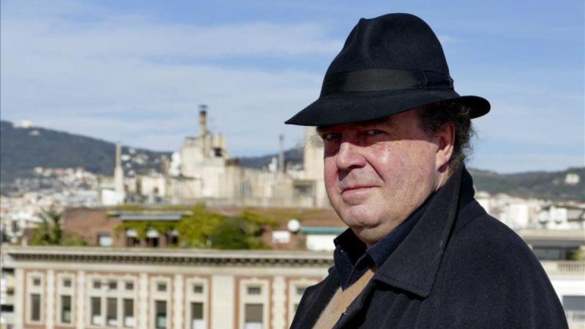 El músico y escritor Xavier Güell, en una azotea de Barcelona, este martes.
