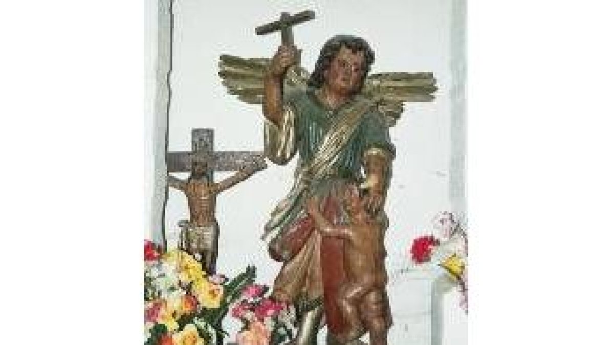 El ángel protege a un niño situado en el centro del altar