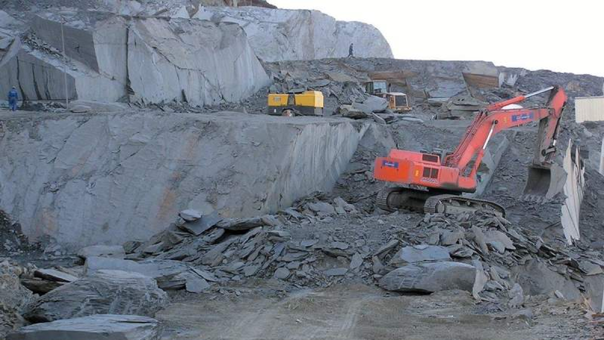 Las máquinas arrancan el rachón de pizarra en bruto para elaborarlo en las naves.