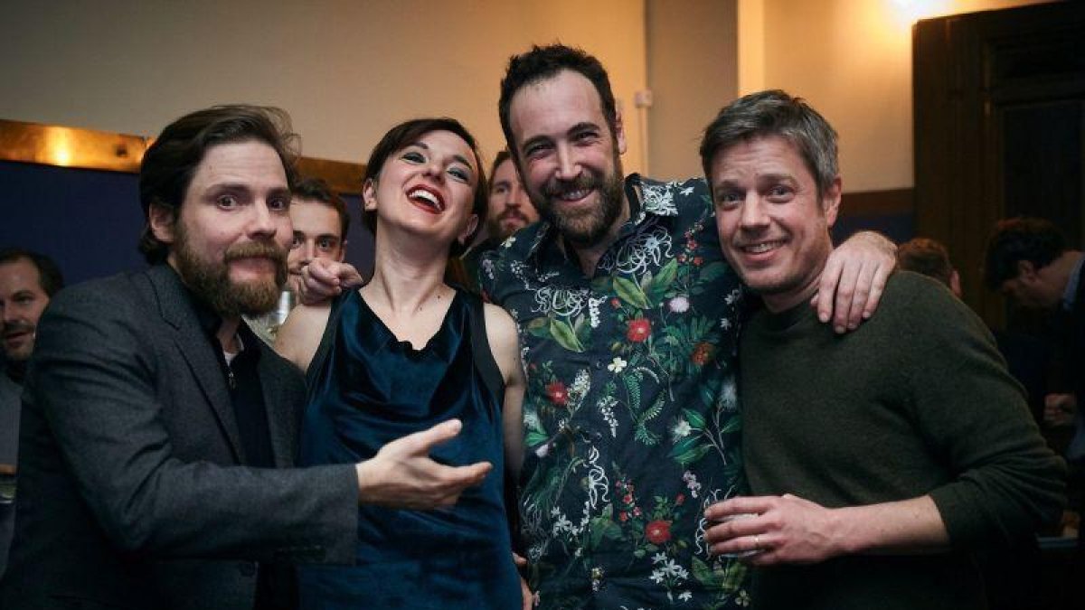 De izquierda a derecha: Daniel Brühl, Sofia Boixet y el chef Sergio Andreu, en el Bar Gracia de Berlín.