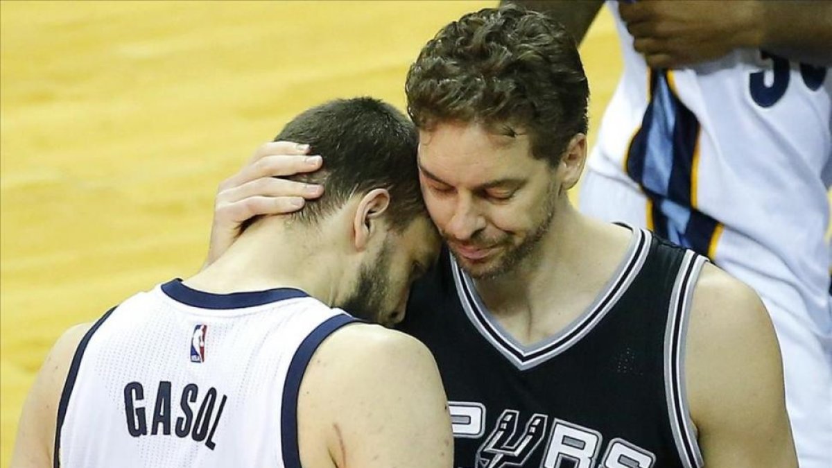 Los hermanos Gasol se funden en un abrazo en la NBA