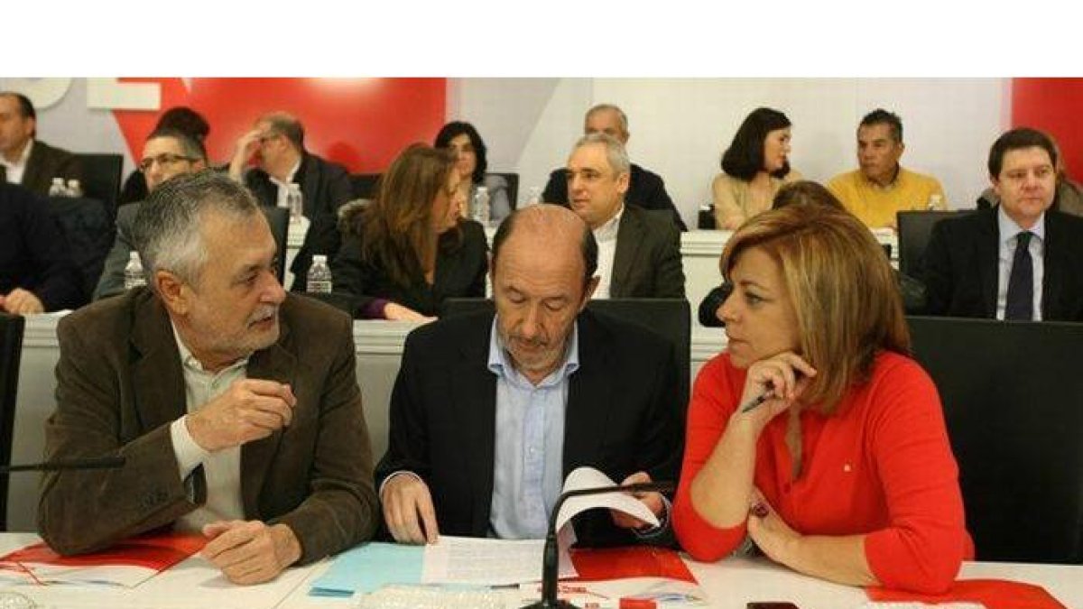 Griñán, Rubalcaba y Valenciano, al inicio del comité federal del PSOE en Madrid, hoy.