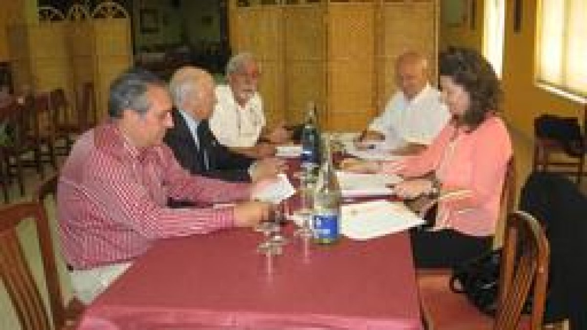 El jurado del premio Conrado Blanco León durante las deliberaciones.