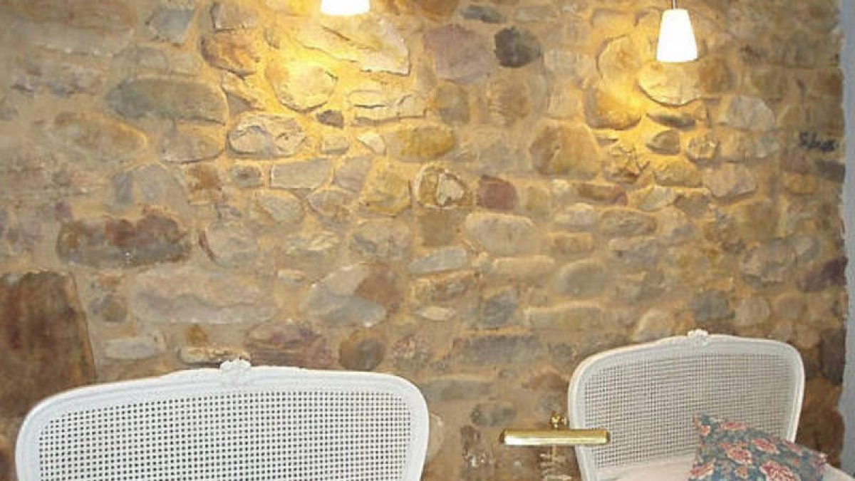 Dormitorio, exterior de la casa, galería por la que se accede a las habitaciones y detalle de un dormitorio de Casacándana, en La Cándana de Curueño.