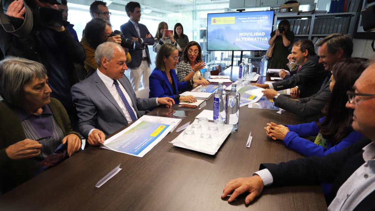 Reunión de autoridades del Gobierno, la Junta y la Xunta celebrada en Piedrafita. ANA F. BARREDO