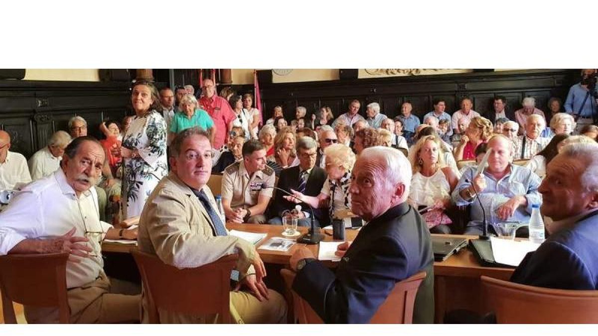 Antonio Ojanguren, el alcalde Arsenio García, el homenajeado Alberto Delgado, y Max Alonso, en el salón de plenos de Astorga. A.V.