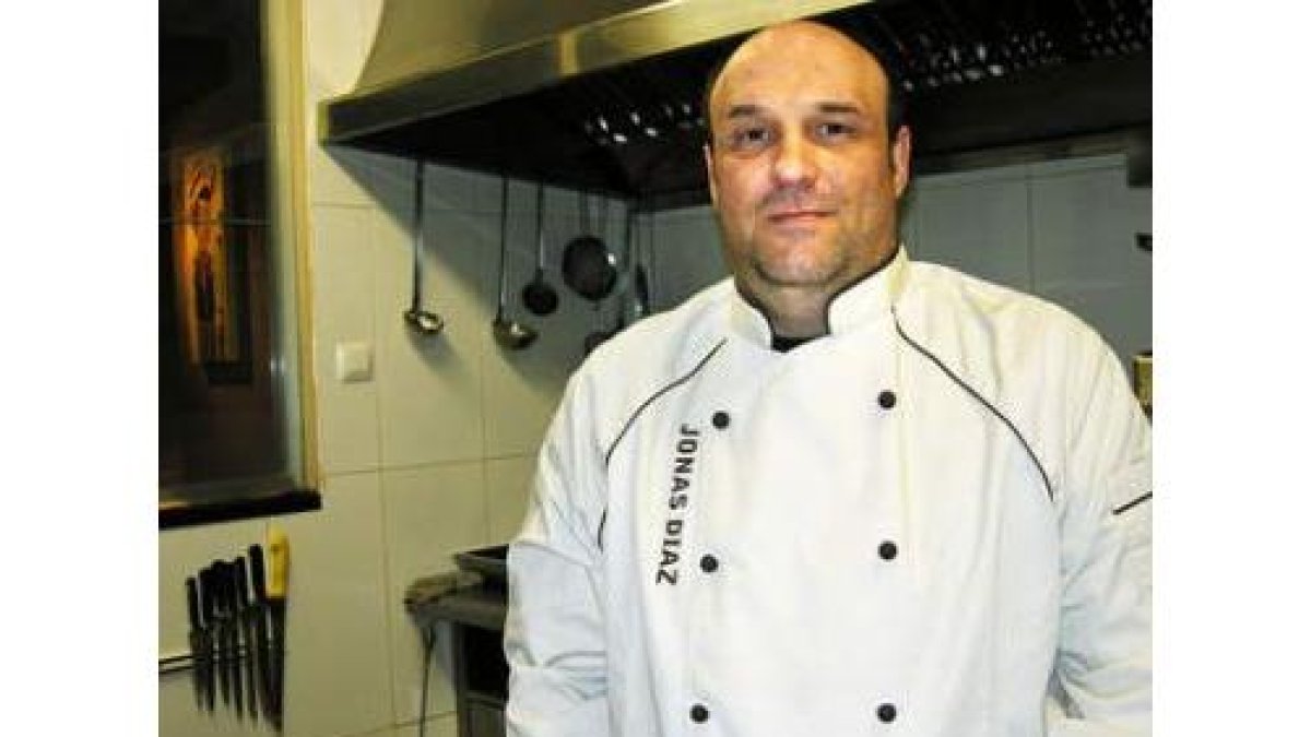 Jonás Díez en los fogonesdel restauranteLa Copla.