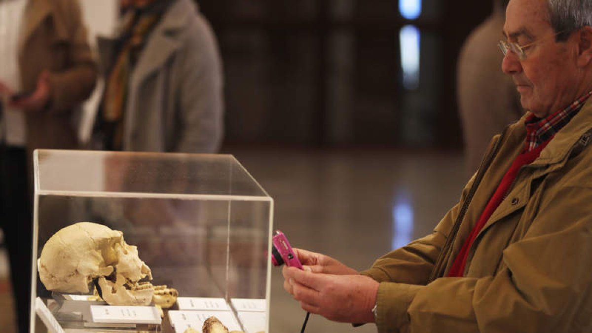 Un visitante, frente a la réplica del célebre 'Miguelón'.