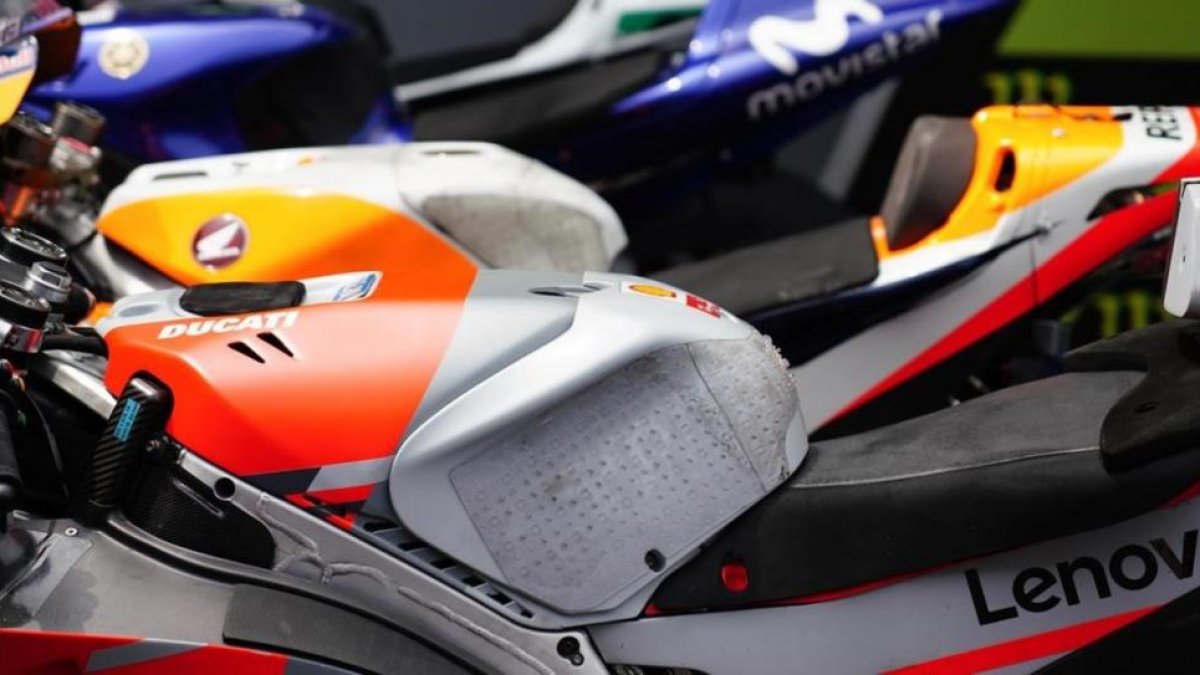 Jorge Lorenzo (Ducati) siempre por delante de Marc Márquez (Honda), en Montmeló. /
