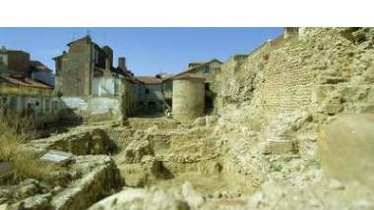 La casona lleva años enfundada en andamios.